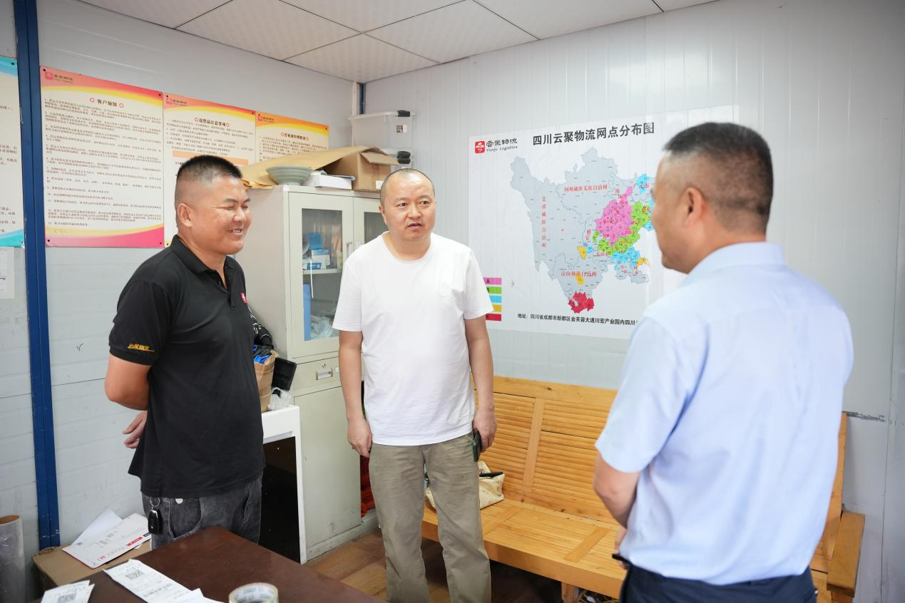 南充顺庆区总工会“关爱职工·夏送清冷”活动走进川北市场