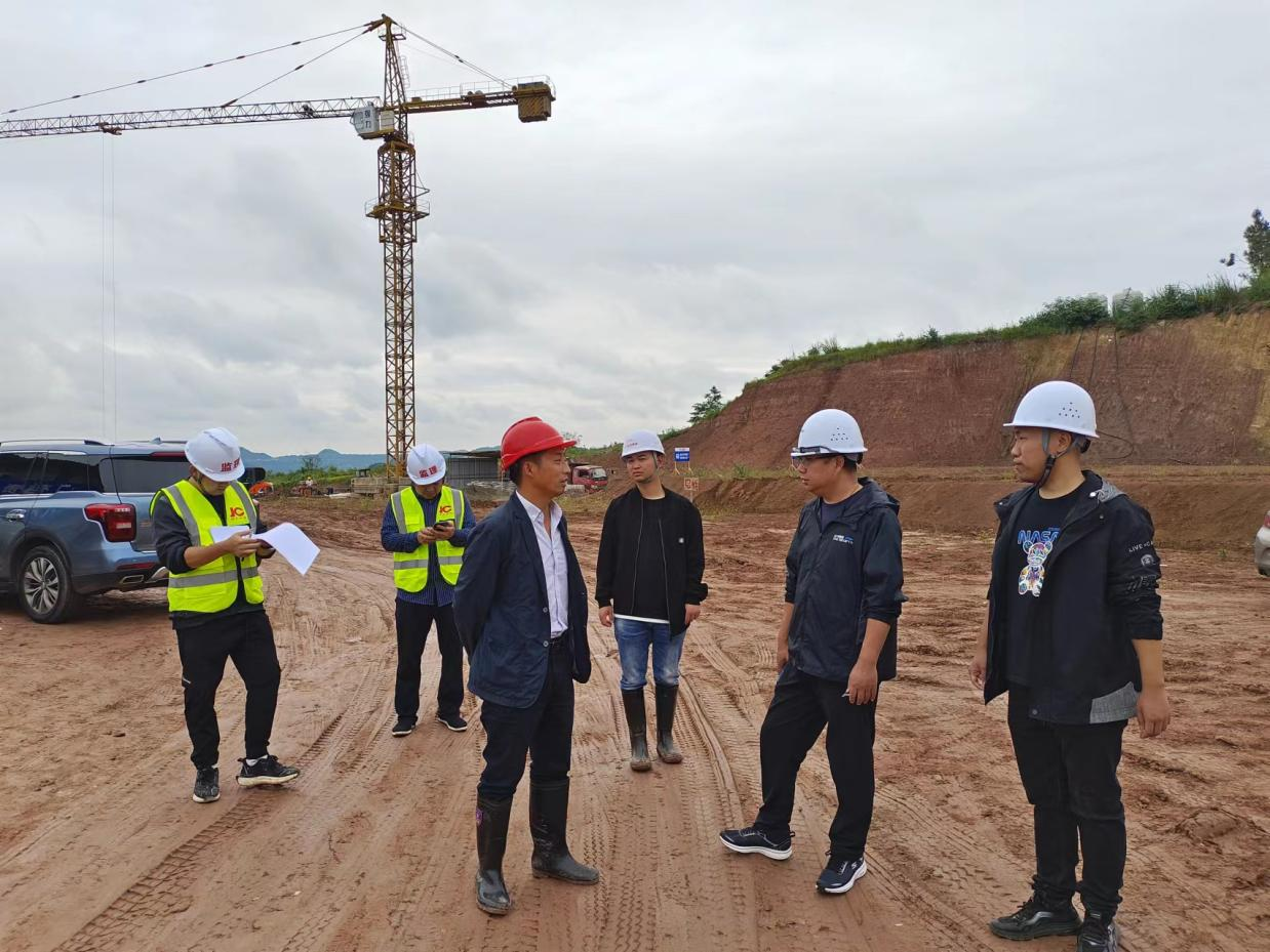 蜀芯猪公司发展主题育种场节前安全出产查抄并召开项目建设推动会