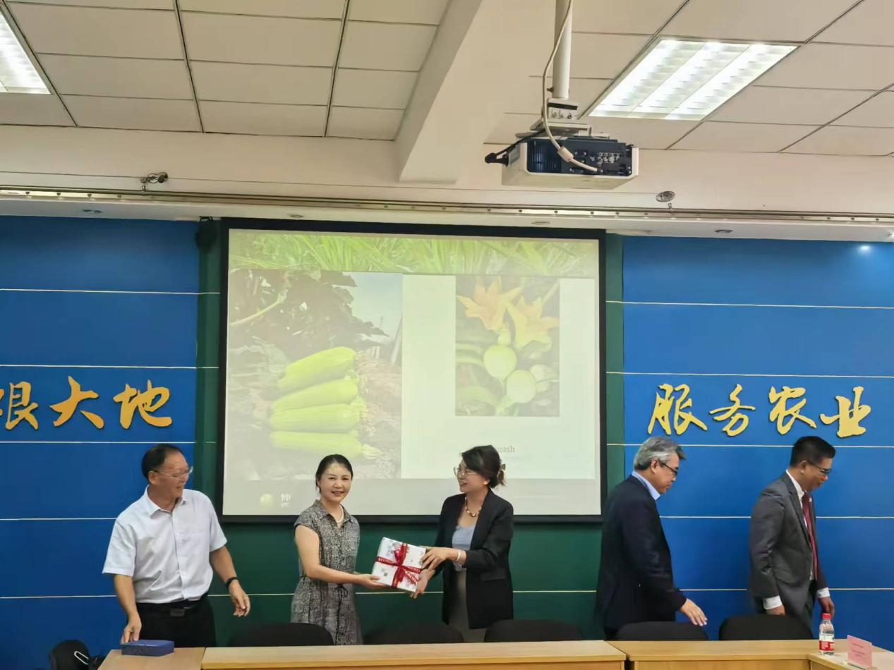 仲衍种业与马来西亚砂拉越州当局代表团进行座谈